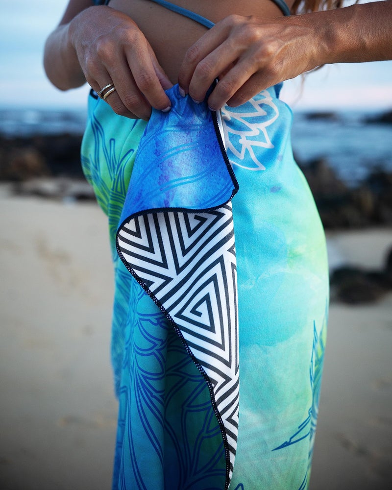 Elite Trend Quick Dry Towel Extra Large 78x35 Inch - Microfiber Beach Towel - Perfect for Beach, Travel, Swimming, Pool, Yoga, Hiking, Camping - Lightweight, Fast Drying, Compact for Adults (Blue Green) - Image 3
